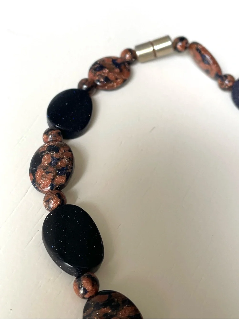 Vintage polished goldstone choker necklace w/ magnetic clasp